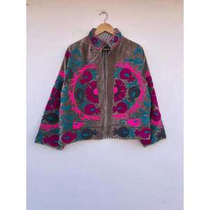 Chaqueta de terciopelo gris de lujo para mujer, bordada a mano con motivos florales coloridos, estilo bohemio hippie, ropa exterior de otoño para mujer - Product Image 2