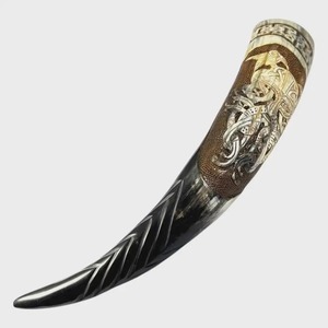 Corne de buffle sculptée à la main sur le thème animalier, corne à boire artisanale naturelle, objet d'art de collection décoratif - Product Image 1