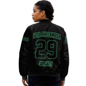 Chaqueta Universitaria Personalizada Iota Phi Lambda para Mujer, Chaqueta Bomber con Letras Negras, Escudo, Número y Año de la Hermandad - Product Image 2