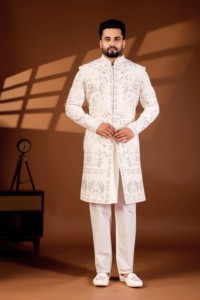 Costume de marié Vergo en soie ivoire, style Sherwani, avec motif paon Jharokha en point de croix et ceinture - Product Image 2