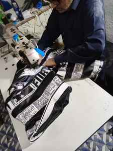 กางเกงขาสั้นหนังทรงหลวม แฟชั่นใหม่ เสื้อผ้าคุณภาพดี กางเกงหนังผู้ชายสั่งตัดได้ สไตล์ลำลอง ซิปหน้า เนื้อผ้านุ่ม ความยาวระดับเข่า - Product Image 5