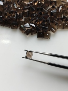 Cuarzo Ahumado Natural de 5MM, Corte Cuadrado Escalonado, Gema Suelta de la Mejor Calidad para Joyería y Fabricación de Collares - Product Image 3