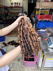 Wholesale High Quality Mix Color Bouncy Curly Bundles Wholesale Vietnamese Human Hair <b>Training</b> <b>Heads</b> for Black Women - Product Image 4