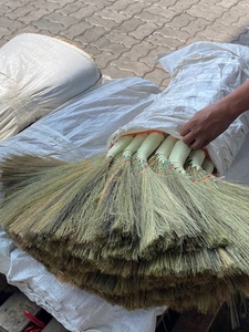 ZY1720 Balai en fibres de palmier naturelles marron, vente en gros, très demandé, manche en bambou de 120 cm, pour usage domestique - Product Image 4