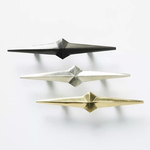 Ganchos Dobles de Metal Resistentes para Montar en la Pared, Perchero para Abrigos, Sombreros y Toallas, Soporte de Hierro Resistente a la Corrosión con Gran Capacidad de Carga - Product Image 1