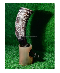 Cuerno Vikingo para Beber Hecho a Mano, Cuerno Natural Tallado y Pulido con Funda de Cuero y Abrebotellas para Cerveza, Vino y Hidromiel - Product Image 1