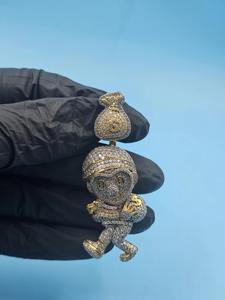 Colgante de moissanita con diseño de niño con bolsa de dinero, chapado en oro blanco de 14K, joyería única, colgante estilo hip hop. - Product Image 5