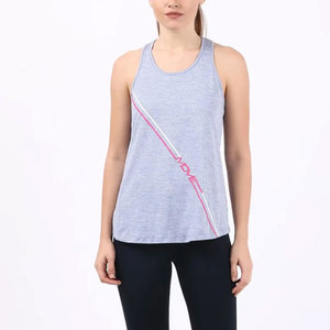 Camiseta sin mangas gris para mujer con estampado diagonal rosa y blanco de la palabra 'MOVE', cuello redondo, estilo deportivo, transpirable, con logo frontal. - Product Image 3