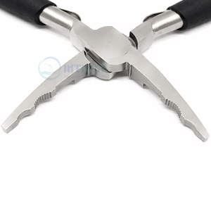 Pinzas de 6 pulgadas de acero inoxidable ligeras para extensiones de cabello, con mango negro clásico y aguja de tracción para un uso rápido y sencillo en salones de belleza. - Product Image 2