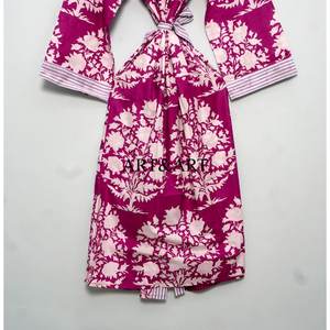Kimono de algodón con estampado floral tradicional para mujer, diseñado como ropa de dormir relajada y elegante bata de descanso para dormir. - Product Image 6