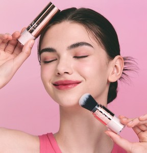 Iluminador [N2U] Lovely 3.5g, Brocha Todo en Uno, Maquillaje Vegano, Ideal para Viajes, Piel Radiante - Product Image 1