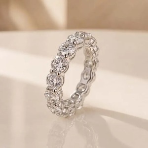 Anillo de Eternidad de Diamantes Redondos de Moissanita 925 de 5.5Ct con Aspecto Premium, Chapado en Oro sobre Plata de Ley, Apilable, para Boda, para Mujer, India - Product Image 6