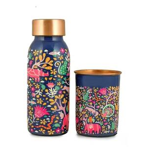 Elegante botella de cobre impresa con juego de vasos, diseño decorativo para el hogar, mesa de comedor, escritorio de oficina y uso en habitaciones, procedente de la India. - Product Image 3