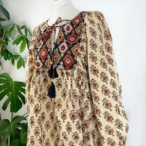 Camiseta sin mangas Bohemia floral terroso de algodón puro elegante y cómoda ropa de día corta de verano con estampado de bloque indio Bagru - Product Image 1