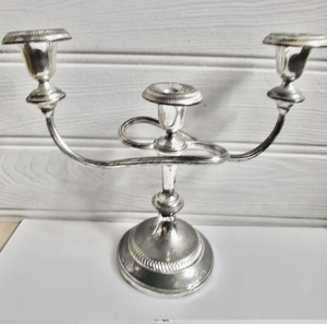 Candélabre de luxe en laiton à trois lumières avec accents en marbre et bras ovales uniques, disponible à prix de gros. - Product Image 4