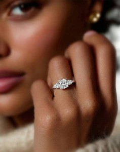 Magnifique bague de fiançailles en or massif 10K 14K 18K avec diamant de laboratoire taille coussin de 1,20 ct, couleur DEF, clarté VS VVS, certifiée IGI - Product Image 6