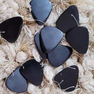 Indshin – Lot de 10 plectres exotiques en véritable corne de buffle pour guitare, au meilleur prix de gros - Product Image 1