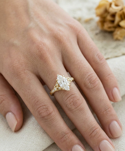 Anillo de compromiso vintage con diamante de corte marquesa cultivado en laboratorio, en oro amarillo macizo, con detalles florales en las piedras laterales e inspiración Art Déco. - Product Image 2