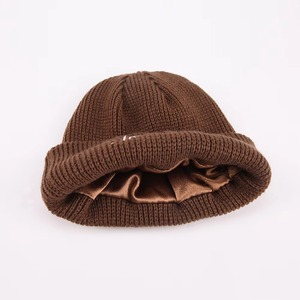 Fabricant de bonnets personnalisés : Bonnets d'hiver chauds avec logo sur mesure, broderie, doublure en satin et revers, style casquette de motard - Product Image 4