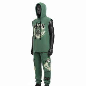 เสื้อฮู้ดดี้แขนกุดผ้าฝ้ายผสมโพลีเอสเตอร์พรีเมียมสำหรับผู้ชาย และกางเกงคาร์โก้สีเขียวลายมัดย้อม พิมพ์ลายสกรีนโลโก้ตามสั่ง ชุด 2 ชิ้น สำหรับผู้ชาย - Product Image 4