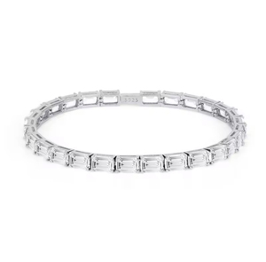 Bracelet en or blanc avec diamants brillants, bijoux élégants pour mariages et soirées, disponible à la vente, provenant d'un fournisseur indien - Product Image 1