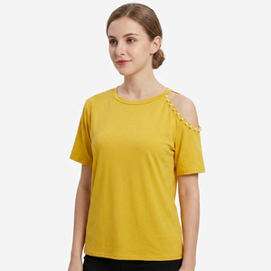 T-shirt tricoté décontracté jaune uni pour femme avec épaules dénudées, perles et col rond, manches courtes, collection Printemps-Été, vente en gros - Product Image 1