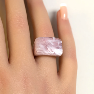 Bague Statement Large Légère en Résine Acrylique Rose et Blanc Polie, Bijou Tendance Unisexe Thème Ange - Product Image 4