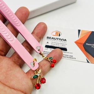 Pinzas para Extensión de Pestañas de 90 Grados, Delgadas y con Volumen, Logotipo Grabado Personalizado, Acero Sostenible, Pinzas de Belleza con Encanto de Cereza - Product Image 4