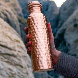 Bouteille d'eau en cuivre moderne, imprimée et à motif martelé, écologique, portable, personnalisable, à motif classique, pour la maison, par UO - Product Image 5