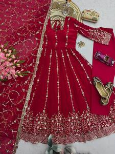 Ensemble Anarkali de luxe en Georgette bordeaux avec broderie Zari dorée, robe Kalidar évasée et dupatta, idéal pour les mariages et les fêtes indiennes - Product Image 5