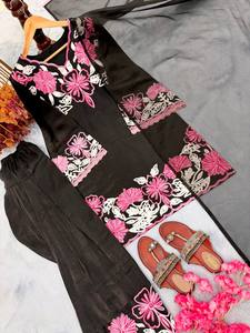 เปิดตัวชุดออกงานดีไซน์ใหม่ เสื้อผ้าซาตินเนื้อดีพร้อมกางเกงปาลาซโซ่และผ้าคลุมไหล่ - Product Image 2