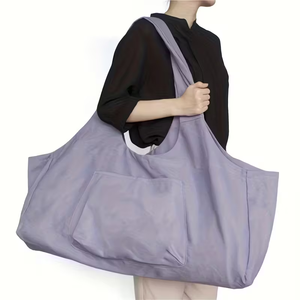Grand sac de yoga et de Pilates en toile avec design tendance, sangle de transport réglable, poche pour bouteille et compartiment humide - Product Image 4