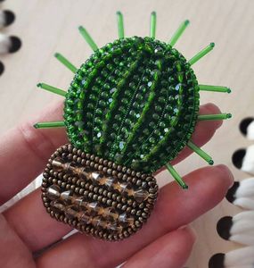 Broche Bordado a Mano con Cuentas, Pin Decorativo de Moda con Elegantes Detalles de Cuentas de Cristal, Bordado Artesanal Único - Product Image 2