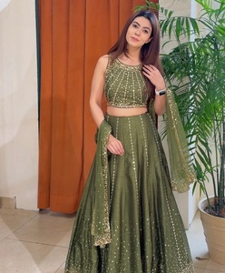 Lehenga Choli, Traje Tradicional Indio para Bodas, Bellamente Diseñado con Lentejuelas, para Ocasiones y Eventos Especiales para Mujeres - Product Image 1
