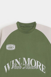 Camiseta Oversize Premium de Streetwear para Hombre con Mangas Raglán en Contraste, Estampado Gráfico Vintage, Moda Urbana Casual, Ajuste Holgado - Product Image 6