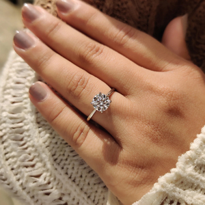 Bague de fiançailles pour femme en or massif 18 carats avec diamant rond taille brillant, style classique - Product Image 1
