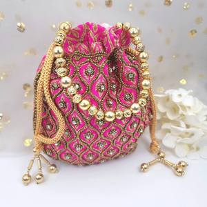 Pochette ronde en soie faite à la main avec perles, broderie florale et pompon pour décoration de mariage - Product Image 3