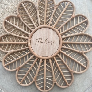 ป้ายชื่อติดผนังสไตล์อาร์ตเดโค ทำจากหวายธรรมชาติ งานฝีมือไม้ดอกเบญจมาศ งานหัตถกรรมเวียดนาม ของตกแต่งศิลปะสมัยใหม่ ขายส่ง - Product Image 1