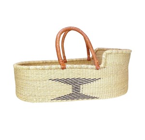 Panier à langer mural haut en jonc de mer, style moderne minimaliste, avec accents foncés, et panier à langer pour enfant en rotin avec sangles - Product Image 2