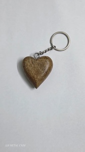 Llavero de Corazón de Madera Hecho a Mano, Anillo de Llaves Rústico con Diseño de Amor, Soporte para Llaves de Coche, Regalo de Madera, Recuerdo Romántico, Accesorio para el Día de San Valentín, Adorno - Product Image 4