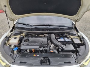 SUV compact d'occasion Stonic blanc, diesel, 4 portes, 2019, pour les trajets urbains, voiture d'occasion coréenne, voiture d'occasion - Product Image 5