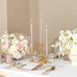 Ensemble de bougeoirs en laiton doré avec bougies blanches Décoration de table moderne - Product Image 1