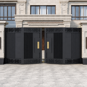 Puerta de entrada doble moderna de metal negro con bordes geométricos, listones verticales, detalles dorados y diseño residencial de lujo. - Product Image 6