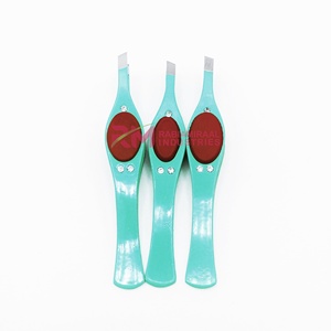 Pinza para cejas RMI Super Product de diseño personalizado con punta plateada y recubrimiento en polvo de acero inoxidable para cejas - Product Image 1