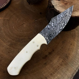 Couteau de chasse en acier de Damas avec lame à motifs décoratifs et manche robuste pour l'exploration en plein air, le camping et l'équipement de chasse - Product Image 6