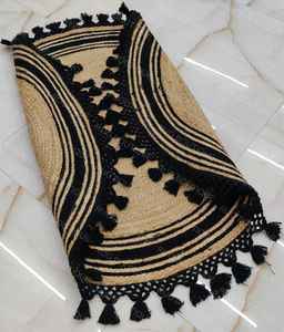 Tapis d'appoint en jute tissé à la main, style bohème chic, noir, avec pompons, pour décoration intérieure de style farmhouse - Product Image 1