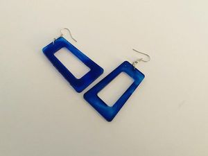 Boucles d'oreilles classiques en résine avec fleurs séchées véritables, qualité export, design personnalisé pour mariage et soirée - Product Image 6