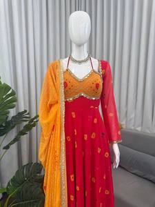 Conjunto de Kurti Anarkali estampado en rojo y naranja para mujer con dupatta con ribete dorado - Product Image 1
