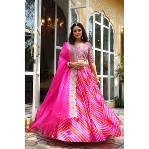 Lehenga Choli de créateur avec un magnifique dupatta pour les fêtes, vêtements indiens et pakistanais - Product Image 5