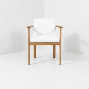 Chaise de restaurant nordique contemporaine en bois massif avec accoudoirs enveloppants et dossier rembourré – Idéale pour l'hôtellerie et les espaces lounge (sièges contractuels) - Product Image 3